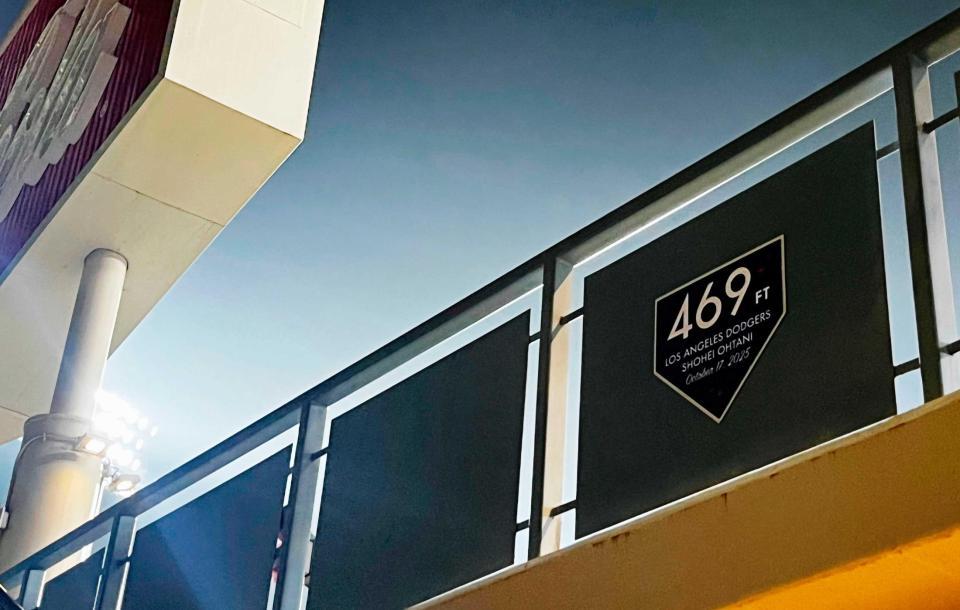 　ドジャースタジアムに設置された、ドジャース・大谷の「場外本塁打」記念プレート（共同）