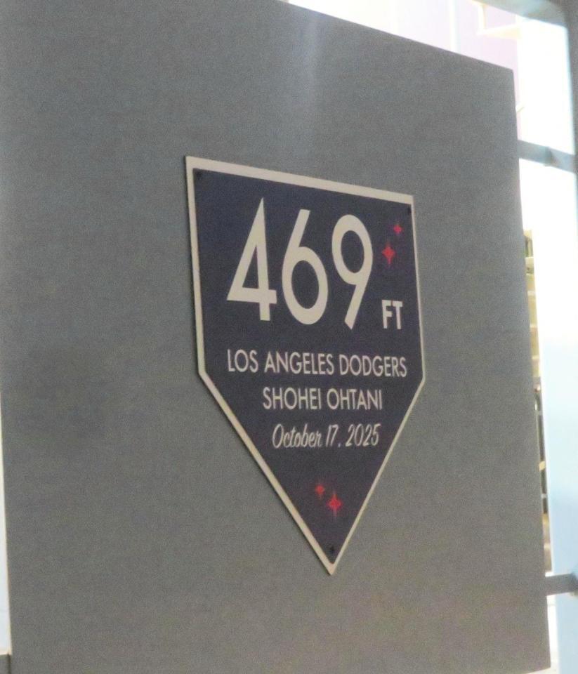 　ドジャース本拠地に飾られた大谷の記念プレート（撮影・小林信行）
