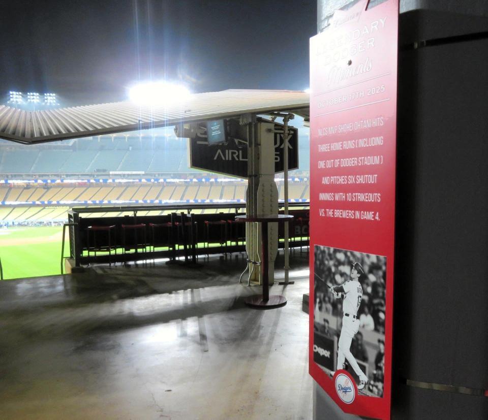 　ドジャース本拠地に飾られた大谷の記念ボード（撮影・小林信行）