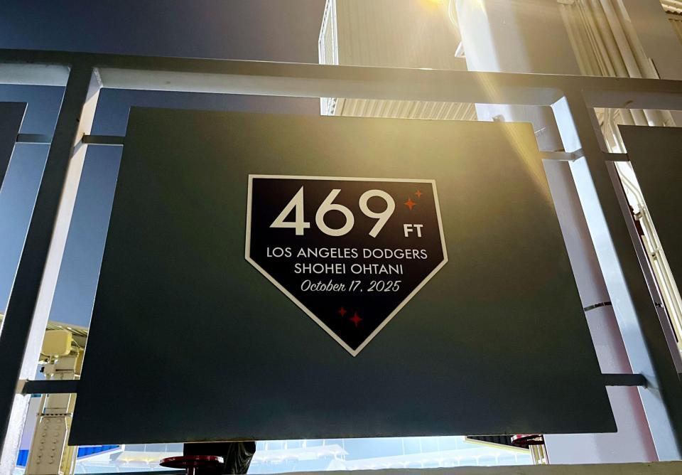 　ドジャースタジアムに設置された、大谷の「場外本塁打」記念プレート（共同）