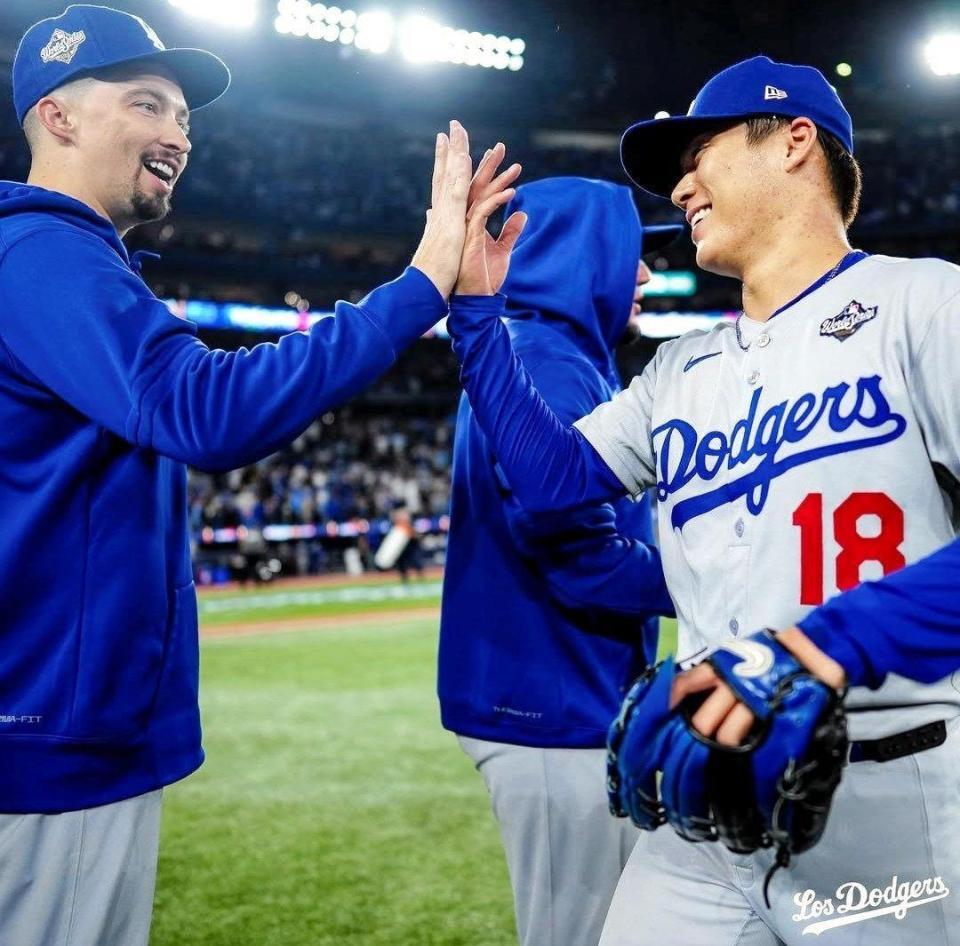　山本と笑顔でハイタッチをかわすスネル（ロサンゼルス・ドジャース提供）