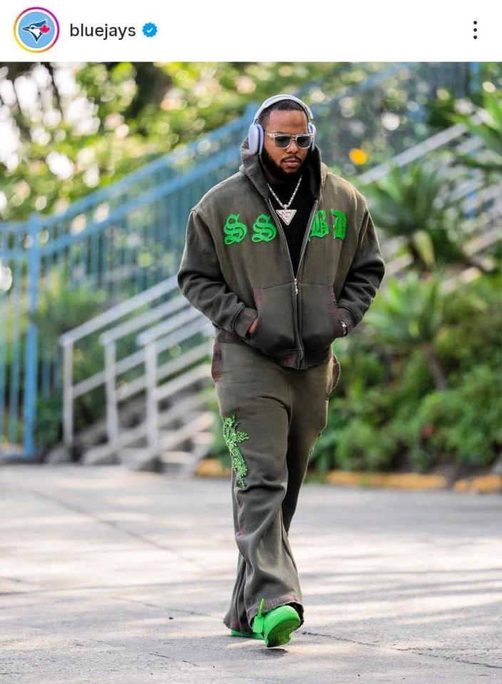 　球場入りするゲレーロJr.。ブルージェイズのインスタグラム（ｂｌｕｅｊａｙｓ）より