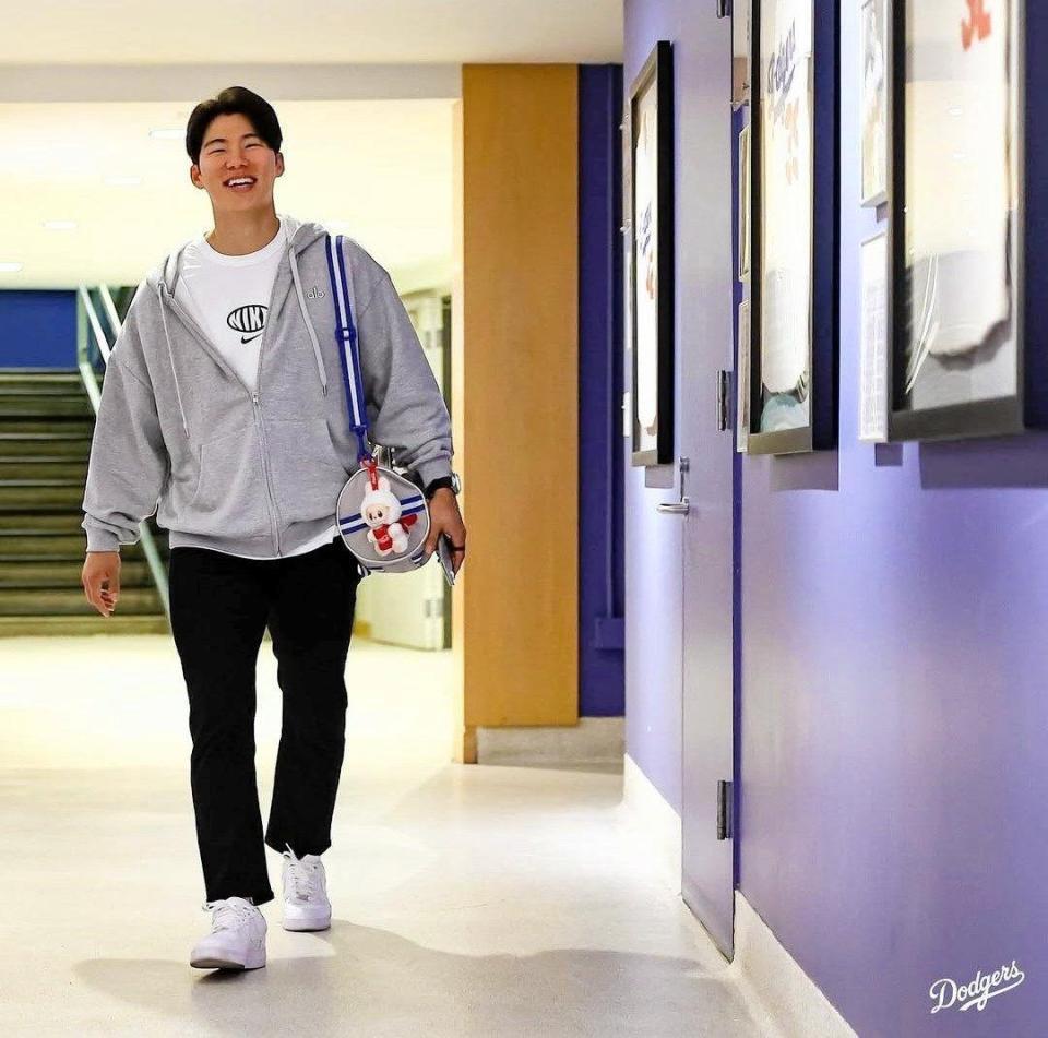 　球場入りするキム・ヘソン（ロサンゼルス・ドジャース提供）