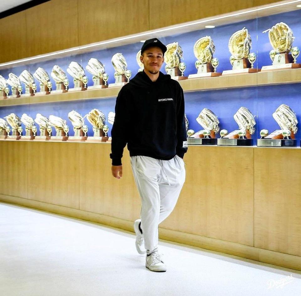 　球場入りするエドマン（ロサンゼルス・ドジャース提供）