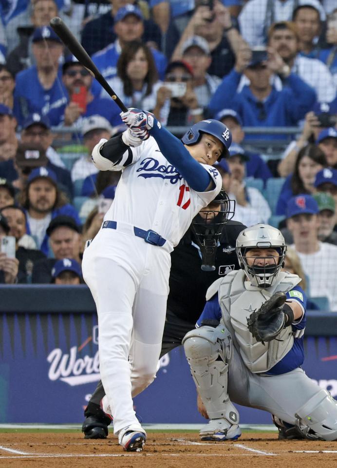 　ブルージェイズ戦の１回、二塁打を放つドジャース・大谷（共同）