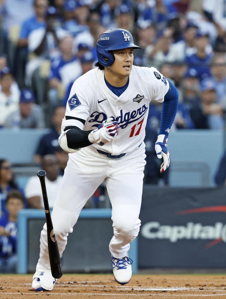 　ブルージェイズ戦の１回、二塁打を放つドジャース・大谷（共同）