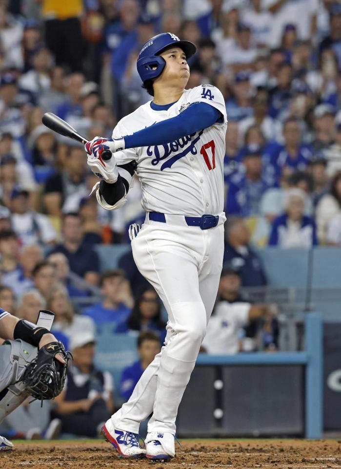 　ブルージェイズ戦の３回、右越えに本塁打を放つドジャース・大谷（共同）