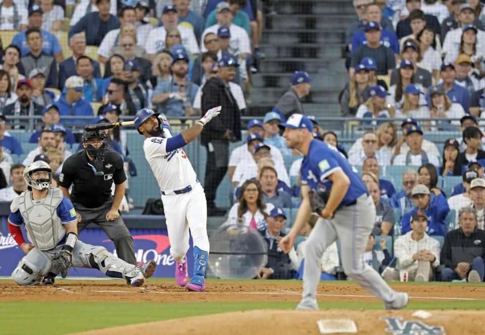 　ブルージェイズ戦の２回、先制ソロを放つドジャースのＴ・ヘルナンデス。投手シャーザー（共同）