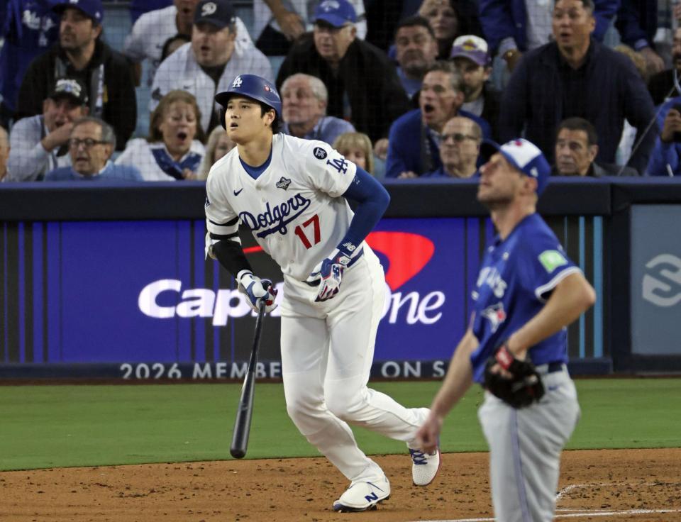 　ブルージェイズ戦の３回、右越えに本塁打を放つドジャース・大谷。投手シャーザー（共同）