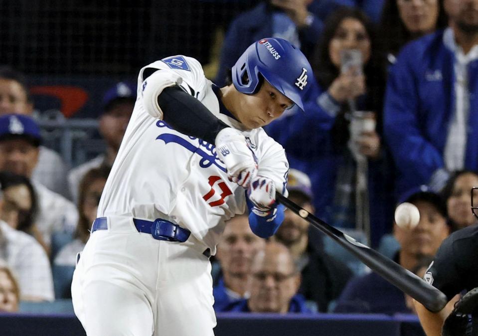 　ブルージェイズ戦の５回、適時二塁打を放つドジャース・大谷（共同）