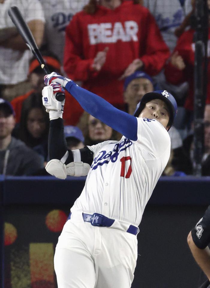 　ブルージェイズ戦の５回、適時二塁打を放つドジャース・大谷（共同）