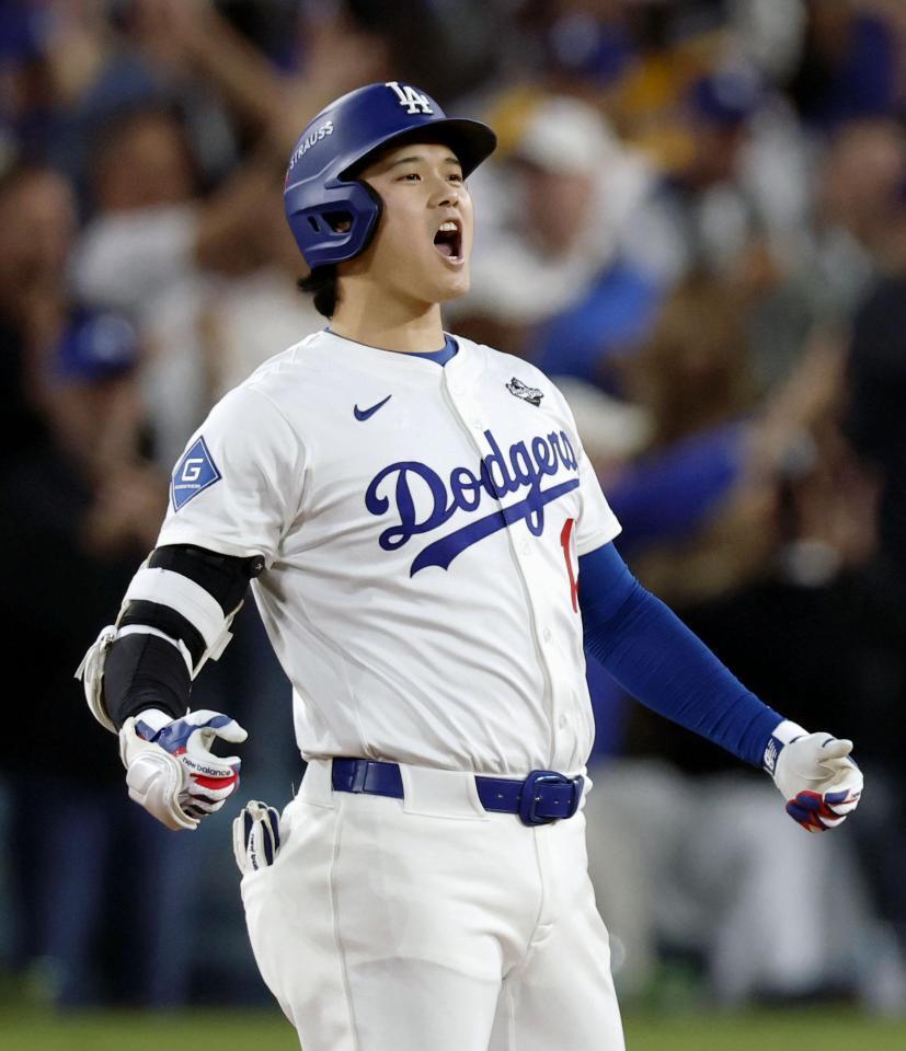 　ブルージェイズ戦の５回、適時二塁打を放ち雄たけびを上げるドジャース・大谷（共同）