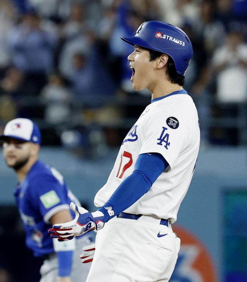 　ブルージェイズ戦の５回、適時二塁打を放ち雄たけびを上げるドジャース・大谷（共同）