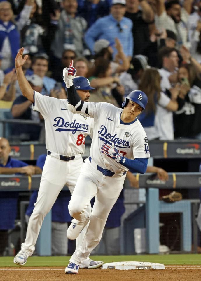　ブルージェイズ戦の３回、本塁打を放ったドジャース・大谷（共同）