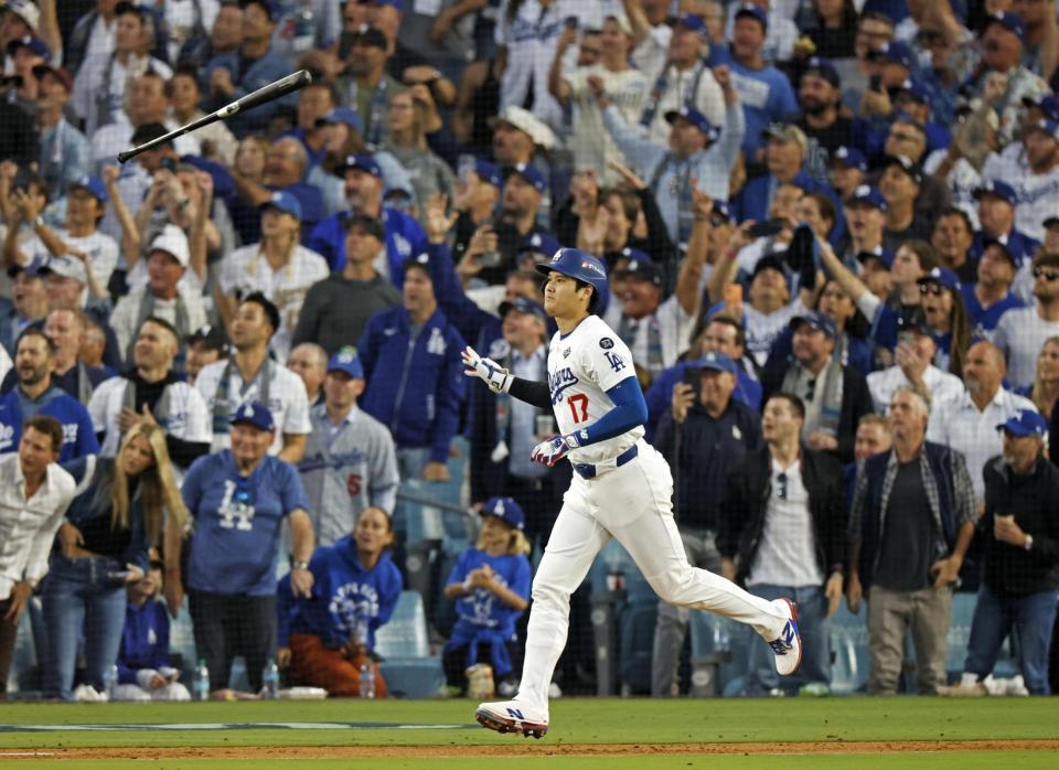 　ブルージェイズ戦の３回、右越えに本塁打を放ったドジャース・大谷（共同）