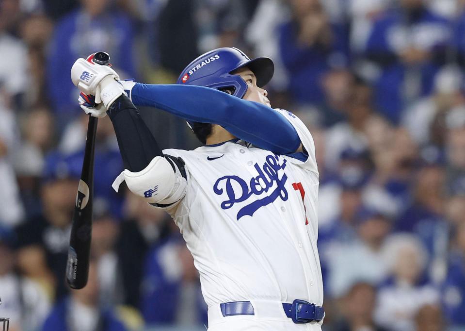 　ブルージェイズ戦の７回、この試合２本塁打目となる同点ソロを放つドジャース・大谷（共同）