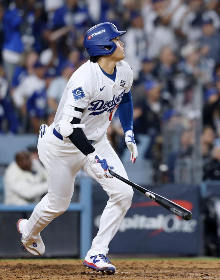 　ブルージェイズ戦の７回、この試合２本塁打目となる同点ソロを放つドジャース・大谷（共同）