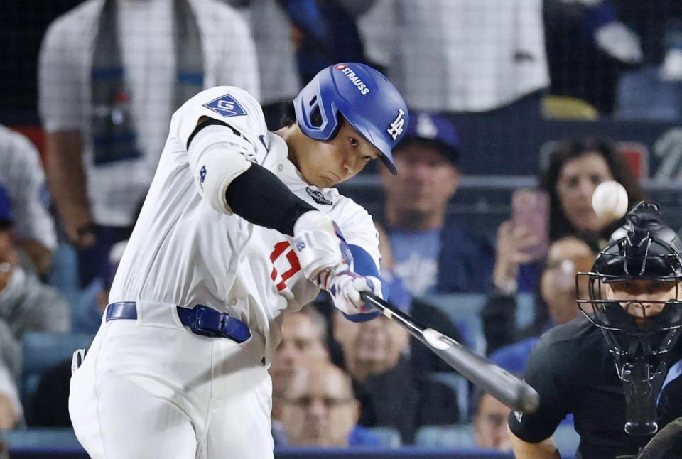 　ブルージェイズ戦の７回、この試合２本塁打目となる同点ソロを放つドジャース・大谷（共同）