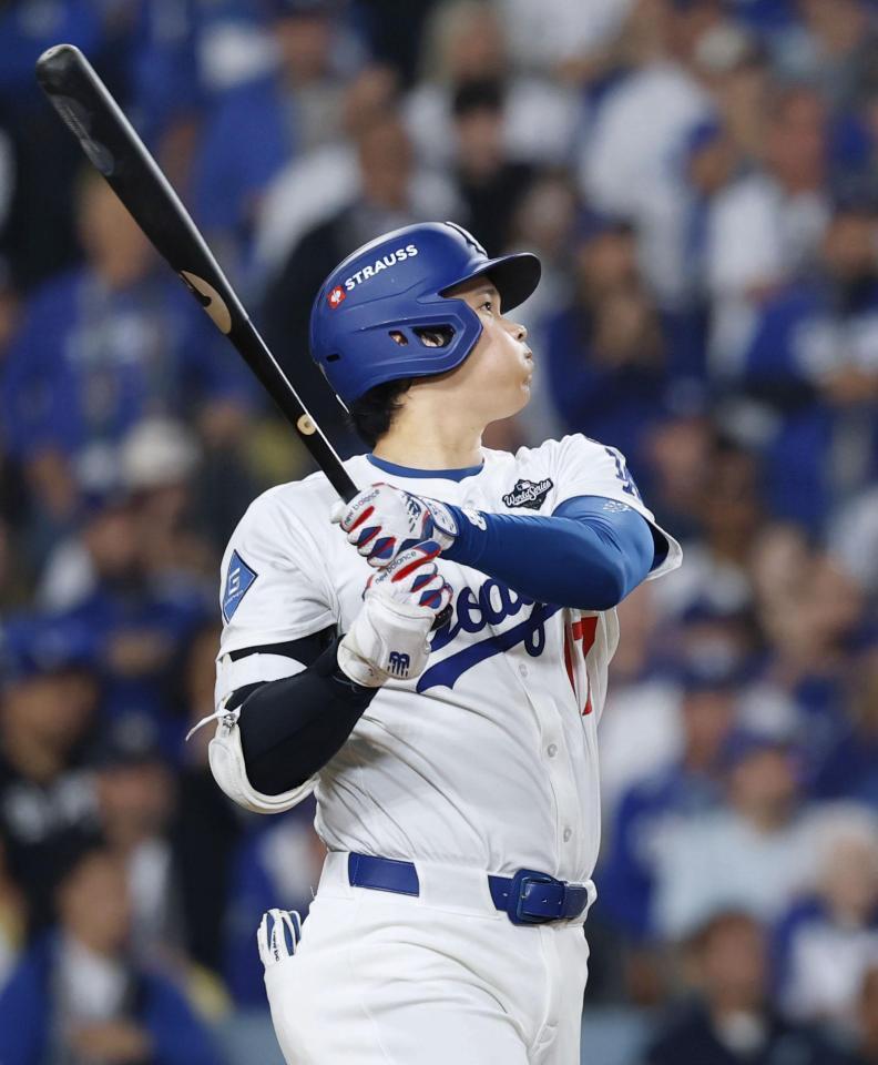 　ブルージェイズ戦の７回、この試合２本塁打目となる同点ソロを放つドジャース・大谷（共同）