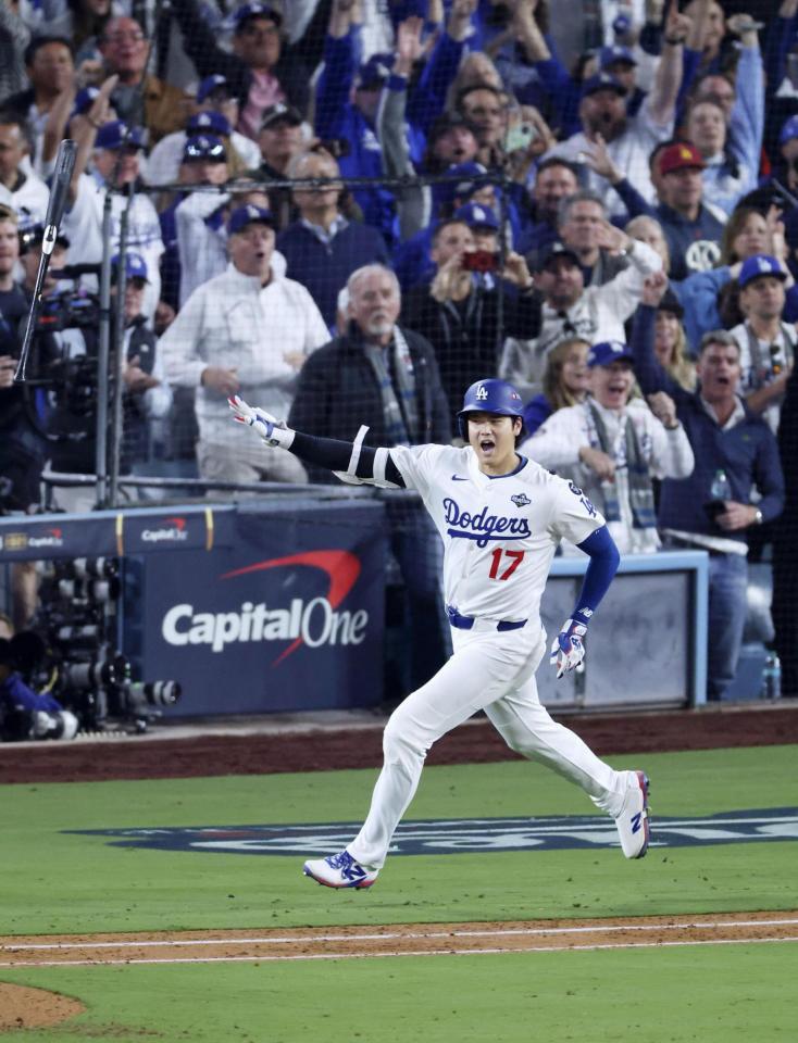 　ブルージェイズ戦の７回、この試合２本塁打目となる同点ソロを放ったドジャース・大谷（共同）