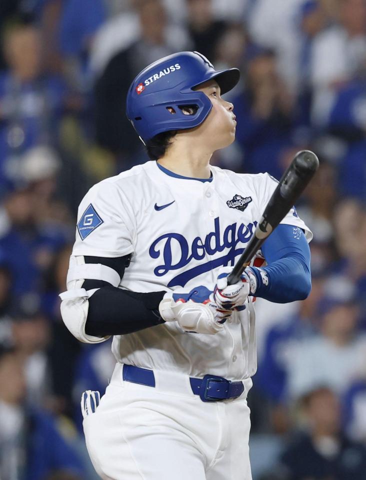 　ブルージェイズ戦の７回、この試合２本塁打目となる同点ソロを放つドジャース・大谷（共同）