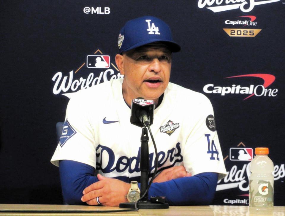 　試合後に会見するロバーツ監督（撮影・小林信行）