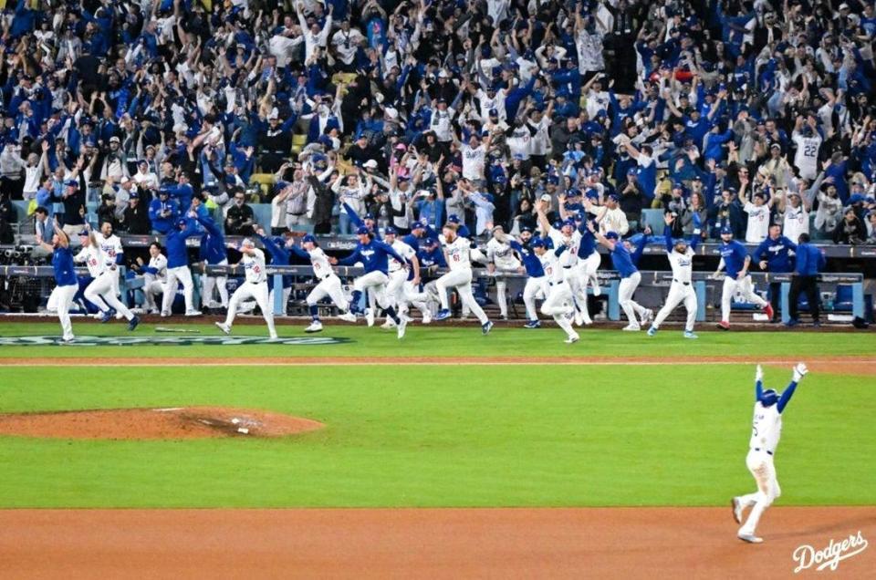 　ホーム付近へダッシュするドジャースナイン（ロサンゼルス・ドジャース提供）