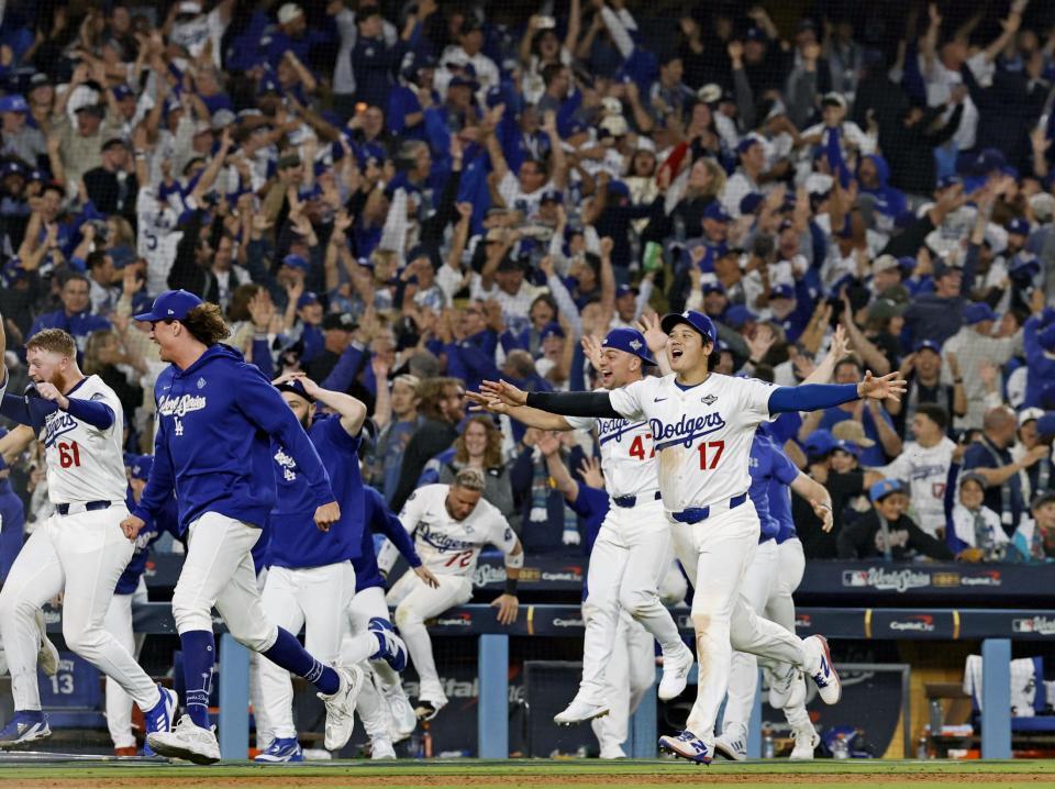 　ブルージェイズ戦の18回、フリーマンのサヨナラ本塁打で駆け出すドジャース・大谷（右端）ら＝ロサンゼルス（共同）