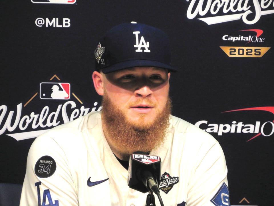 　延長で好投し、試合後に会見するウィル・クライン（撮影・小林信行）