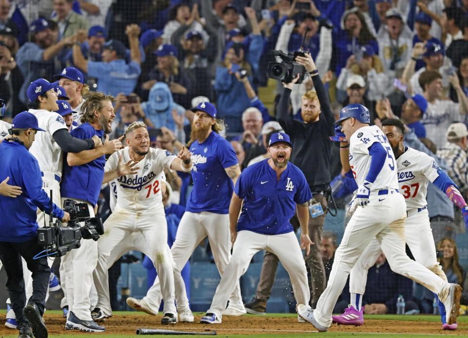 　ブルージェイズ戦の18回、サヨナラ本塁打を放ったフリーマン（右手前）を迎えるドジャース・大谷（左端）ら＝ロサンゼルス（共同）