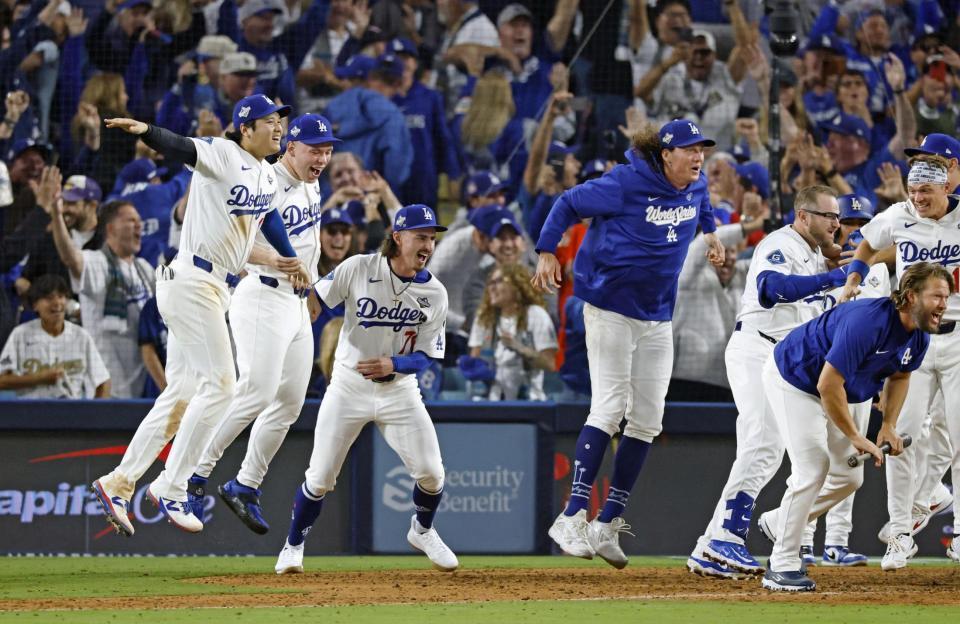 　ブルージェイズ戦の１８回、フリーマンのサヨナラ本塁打を喜ぶ大谷（左端）ら