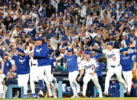 　ブルージェイズ戦の１８回、フリーマンのサヨナラ本塁打で駆け出すドジャース・大谷（１７）ら（共同）