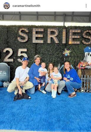 　スミスの妻・カラさんのインスタグラム（ｃａｒａｍａｒｔｉｎｅｌｌｓｍｉｔｈ）より