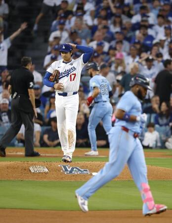 　ブルージェイズ戦の３回、ゲレロ（手前）に２ランを浴びたドジャース・大谷（共同）