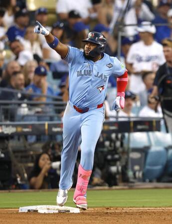 　ドジャース戦の３回、大谷から２ランを放ち一塁を回るブルージェイズのゲレロ（共同）