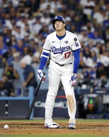 　ブルージェイズ戦の５回、自打球を当てたドジャース・大谷（共同）