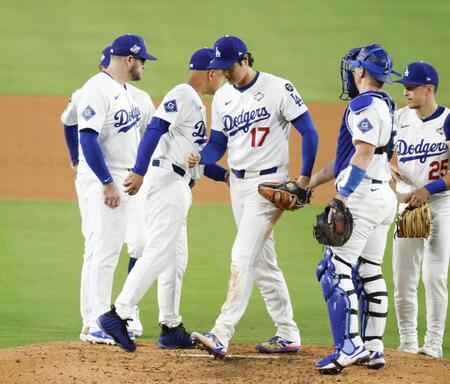 　ブルージェイズ戦の７回途中、降板するドジャース・大谷（17）。中央左はロバーツ監督（共同）