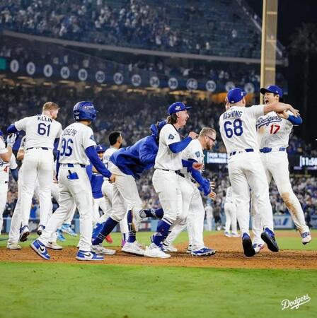 　２７日のＷＳ第３戦、死闘を制し、跳びはねて喜ぶ大谷翔平（右）らドジャースナイン（ロサンゼルス・ドジャース提供）