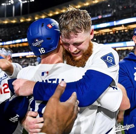 　サヨナラの瞬間、クラインと抱き合うスミス（ロサンゼルス・ドジャース提供）