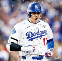 　３回、ＷＳ２号ソロを放ちヒマワリの種を浴びる大谷（ロサンゼルス・ドジャース提供）