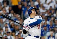 　３回、右越えに本塁打を放つドジャース・大谷（共同）
