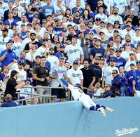 　初回、ルークスの左邪飛を好捕したキケ・ヘルナンデス（ロサンゼルス・ドジャース提供）