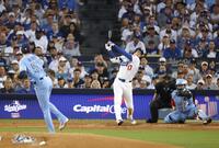 　ブルージェイズ戦の３回、空振り三振に倒れるドジャース・大谷。投手ビーバー（共同）