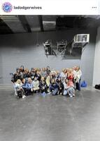 ドジャース奥様会のインスタグラム（＠ｌａｄｏｄｇｅｒｗｉｖｅｓ）から