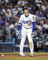 　ブルージェイズ戦の５回、自打球を当てたドジャース・大谷（共同）