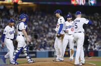 　ブルージェイズ戦の７回途中、降板するドジャース・大谷（中央）。左端はロバーツ監督（共同）