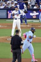 　ブルージェイズ戦の３回、ゲレロ（手前右）に２ランを浴びたドジャース・大谷（共同）