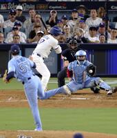 　ブルージェイズ戦の５回、見逃し三振に倒れるドジャース・大谷。投手ビーバー（共同）