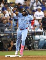 　ドジャース戦の３回、大谷から２ランを放ち一塁を回るブルージェイズのゲレロ（共同）