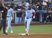 　ドジャース戦の３回、大谷から２ランを放ち一塁を回るブルージェイズのゲレロ（共同）